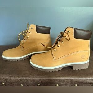 Women’s Timberland boots 🥾 Size 8